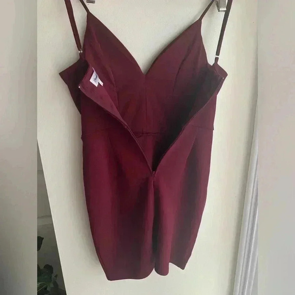 Emerald Sundae Wine Red Bodycon Mini Tulip Dress Size XS V Neck Sleeveless - Picture 9 of 11